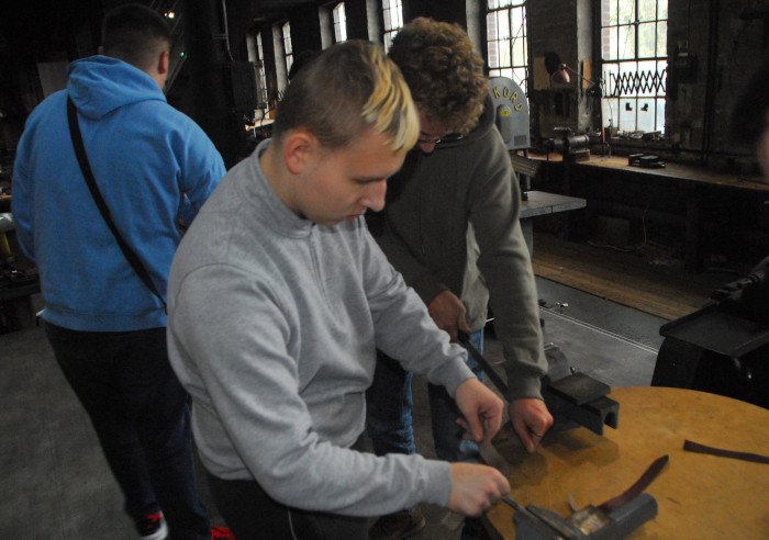 Besuch der Gesenkschmiede Hendrichs und schmieden eines Messers / KulturScouts-Ausflug der Mosaik-Schule-Langenfeld