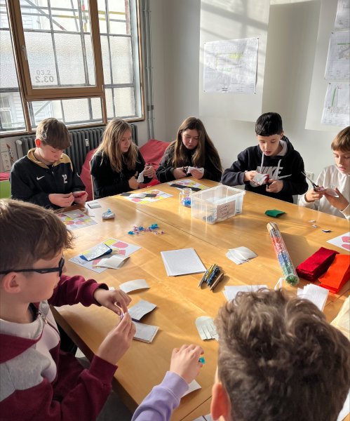 Ein Ausflug in die Welt der Bandweberei: Die 6a im Bandwebermuseum Wuppertal