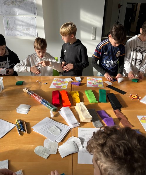 Ein Ausflug in die Welt der Bandweberei: Die 6a im Bandwebermuseum Wuppertal